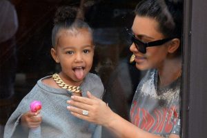 Kim Kardashian reacciona a las críticas por el vestido de North West