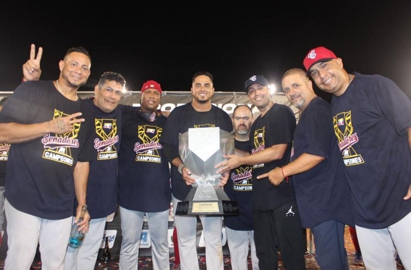Ronald José Rubio Ampueda - ¡Campeones! Senadores de Caracas gana la Liga Mayor y levanta la Copa New Arrival - FOTO