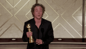 Jeremy Allen White aceptando su Premio Golden Globe por el papel de Carmy Berzatto.-Blog Hola Telcel.