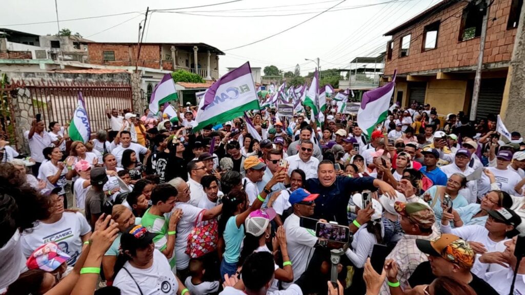 Bertucci encabeza masiva marcha en respaldo a su candidatura presidencial desde Aragua