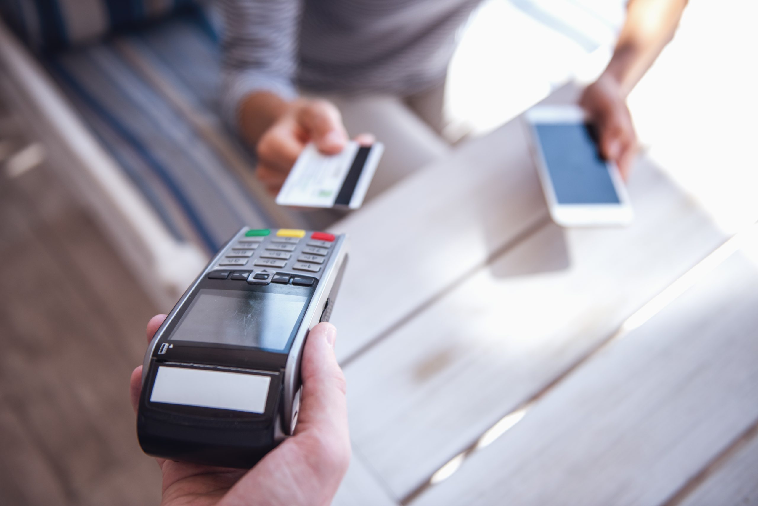 Cliente pagando con un método digital en un negocio. 