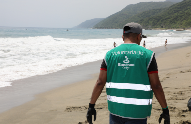 Voluntarios Banesco realizaron jornada de limpieza de playa