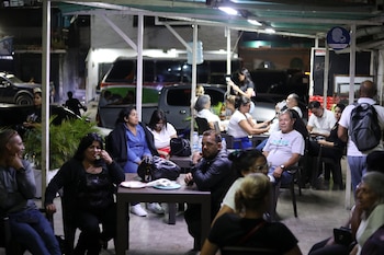 Familiares de presos políticos esperan