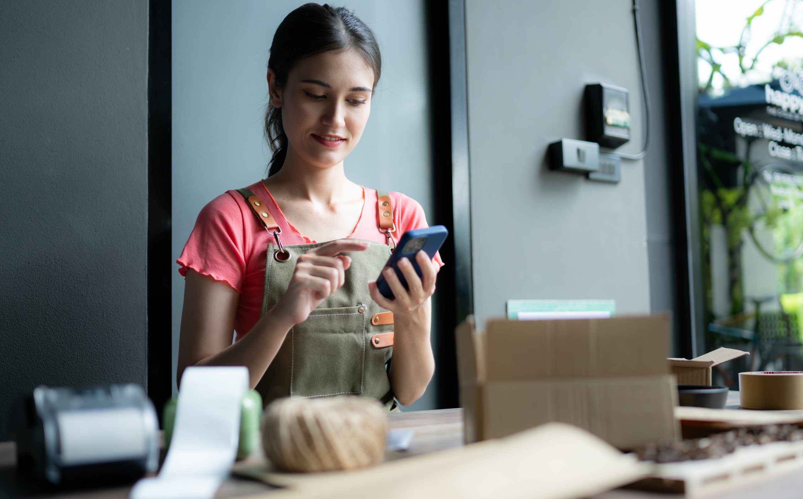 Persona consultando el estado de un pago en línea desde su celular.