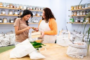 Equipo revisando inventario y planificando pedidos